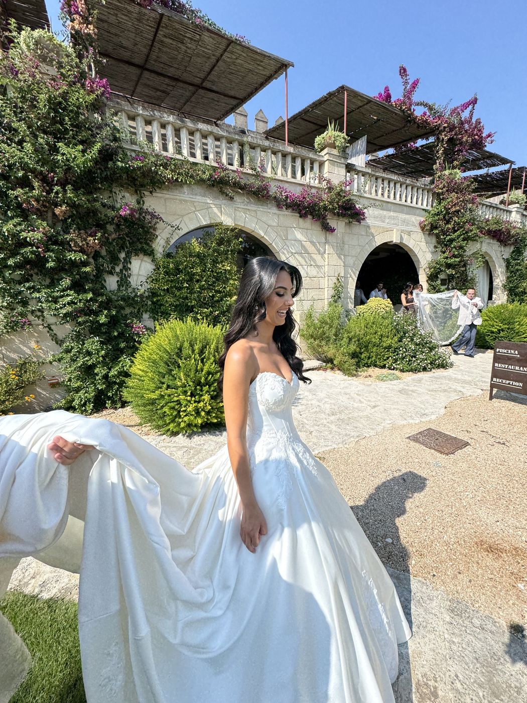 Panna młoda w sukni w ogrodach Castello Monaci, ceremonia ślubna w Salento, Puglia
