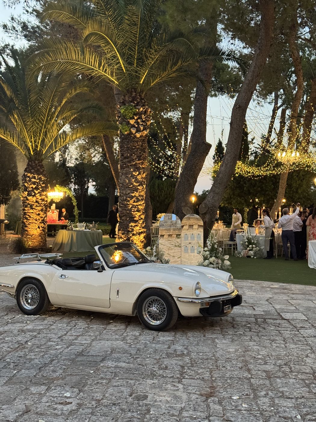 Wieczór w Castello Monaci, vintage auto i światła, ślub destination w Salento, Puglia