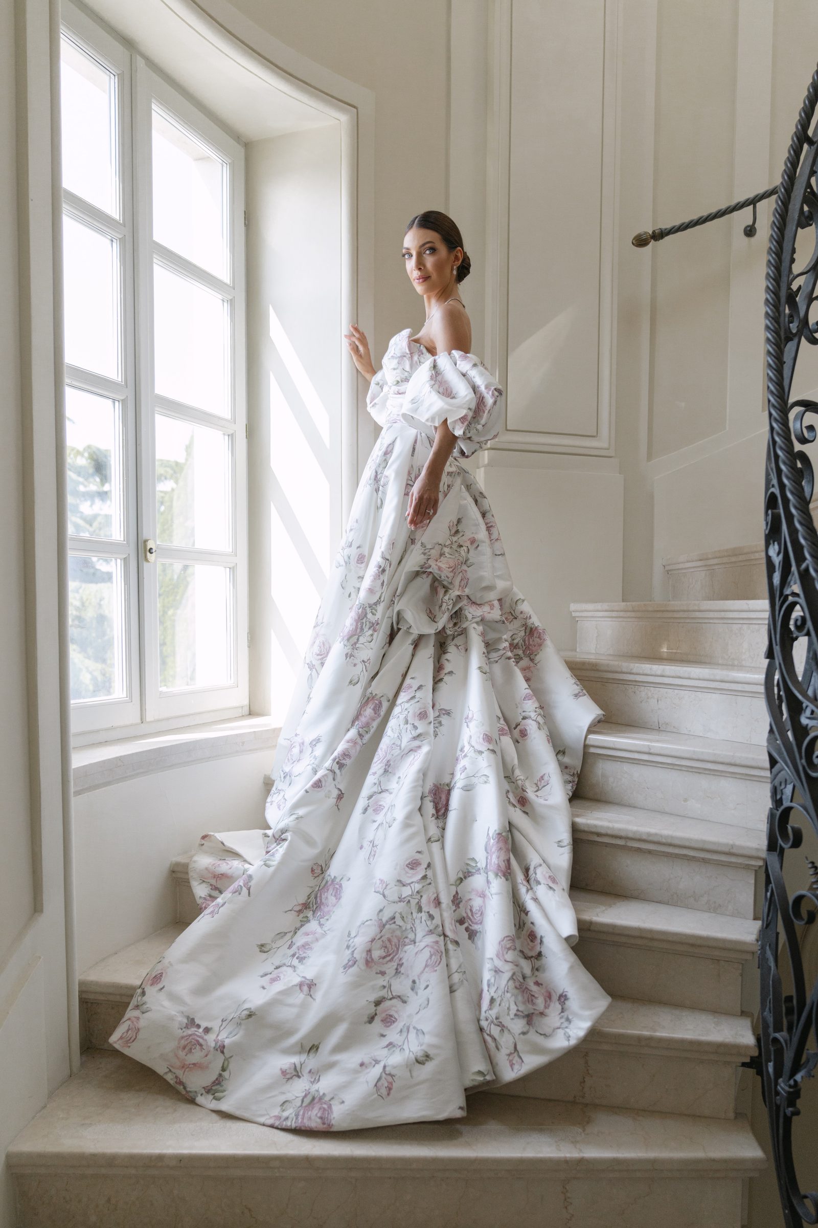 Portret panny młodej w Villa Miani, świetlisty makijaż ślubny soft glam, Rzym